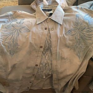Men’s size large buckle/ roar shirt